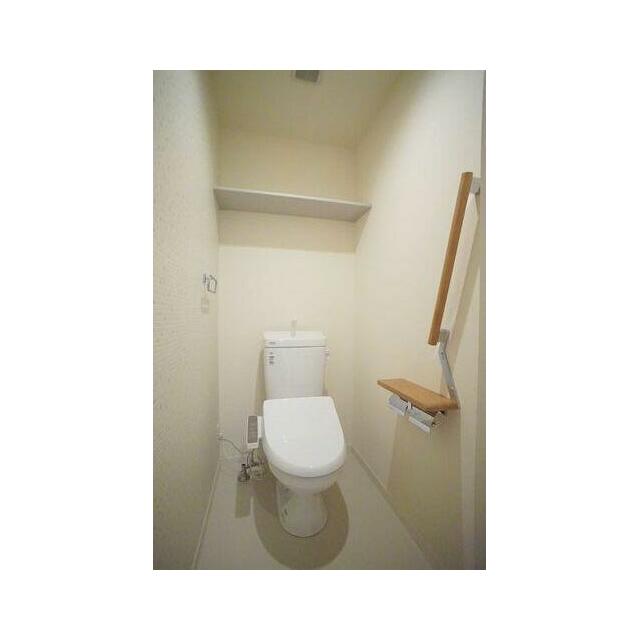トイレ　洗浄機能付き暖房便座を設置、上部には棚がございます。