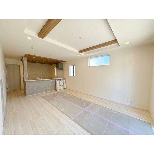 【LDK（16.75帖）】折上天井とアクセントクロスを採用した開放感あふれるLDK。ご家族が自然と集まる、明る