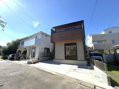 【外観写真】南東側約4.0m公道に面した陽当たり良好な立地。明るい陽光に包まれる心地よい住まいです！