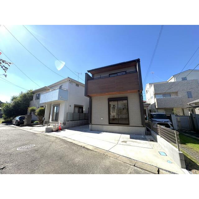 【外観写真】南東側約4.0m公道に面した陽当たり良好な立地。明るい陽光に包まれる心地よい住まいです！