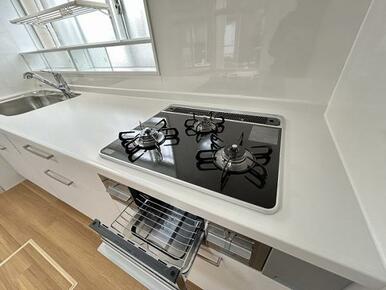 コンロ「お料理がもっと楽しく、効率的に。3口コンロ完備のキッチンです。」