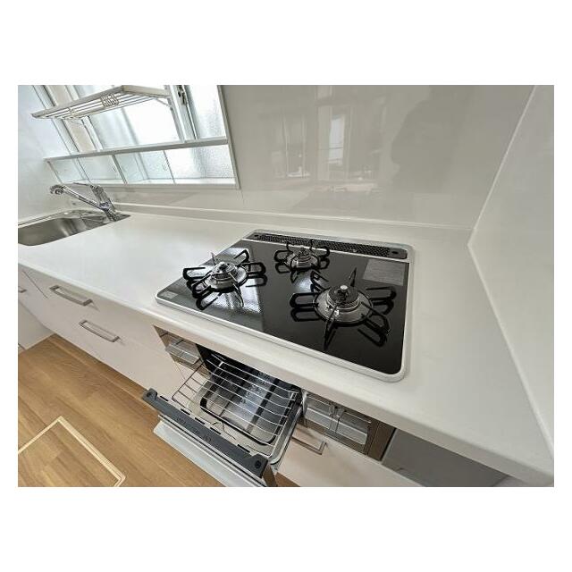 コンロ「お料理がもっと楽しく、効率的に。3口コンロ完備のキッチンです。」