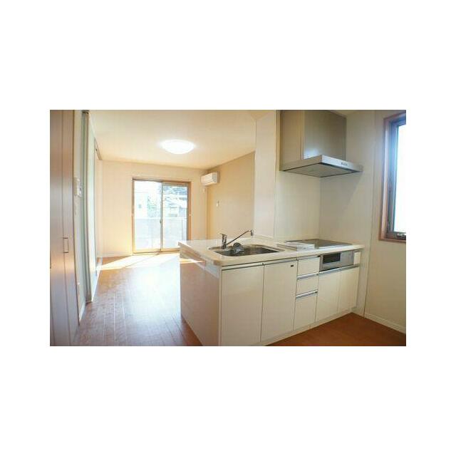 天井近くまである窓があり、開放的な印象のＬＤＫです。エアコン・居室照明付きで初期費用軽減になります。