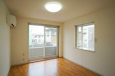 エアコンが１台設置されており、二面採光で明るいお部屋でございます。