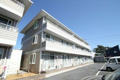 敷地内に舗装済の駐車場がございます