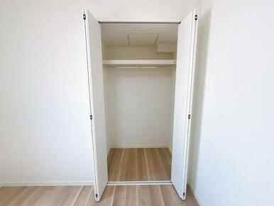 「北側洋室」クローゼットがございます。