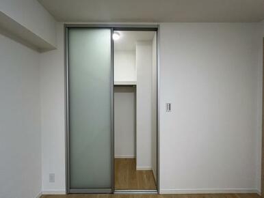 「洋室約7帖」収納が付いております。