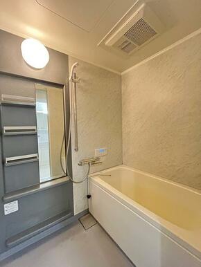 「浴室」グレーのアクセントパネルで、落ち着く空間です。