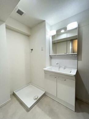 「脱衣所」洗面台を新品交換し、クッションフロア・クロスを張り替えました。