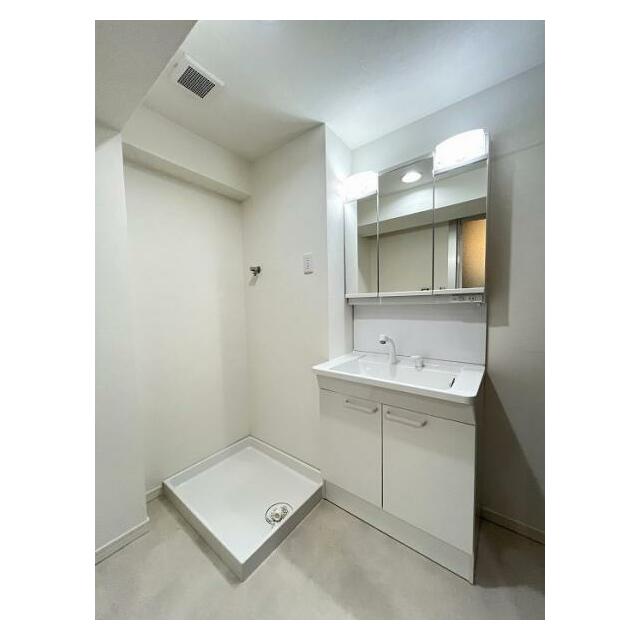 「脱衣所」洗面台を新品交換し、クッションフロア・クロスを張り替えました。