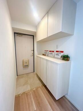 「玄関」玄関ドアにはシートを貼りました。