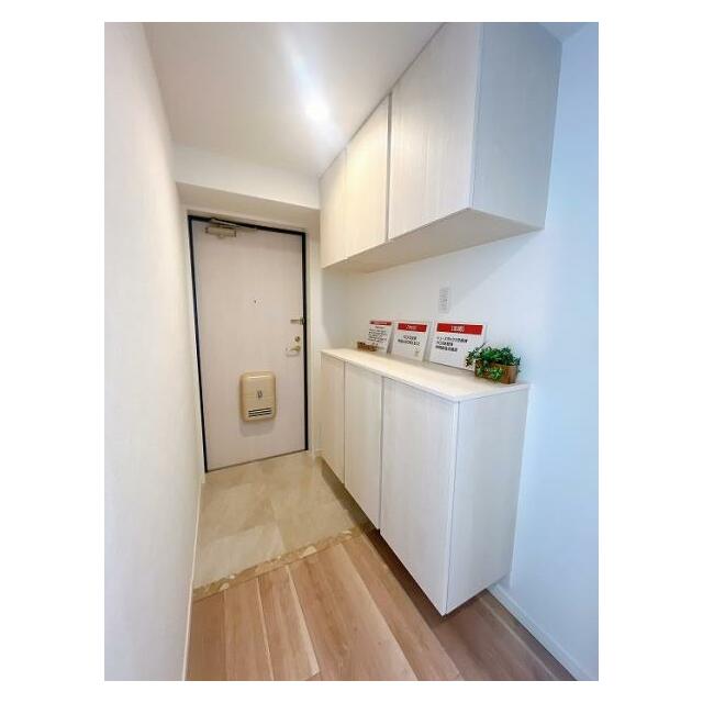 「玄関」玄関ドアにはシートを貼りました。