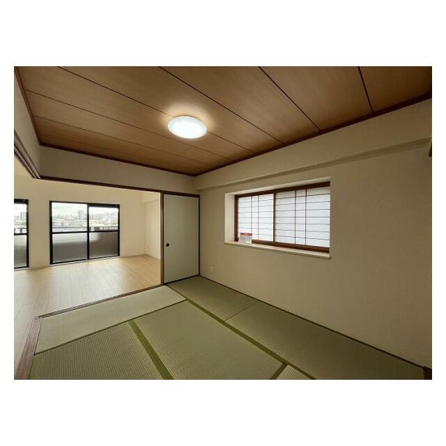 「和室」襖を開け、LDKとつなげてお使いいただけます。