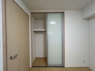 「洋室約5.3帖」収納が付いております。