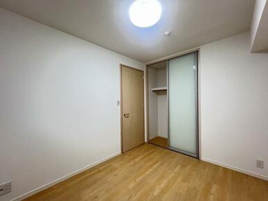 「洋室約5.3帖」別の角度からのお写真です。