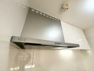 「キッチン」換気扇は新品交換済みです。