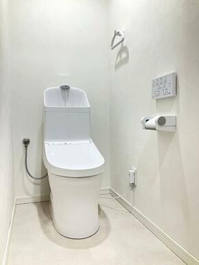 「トイレ」新品交換し、クッションフロアやクロスも張り替えております。