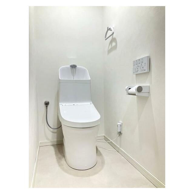 「トイレ」新品交換し、クッションフロアやクロスも張り替えております。