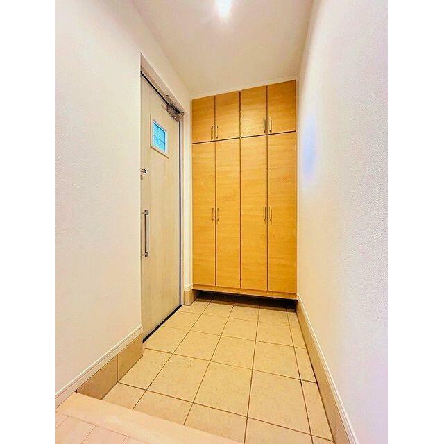 「玄関」廊下側から土間を見渡したお写真です。