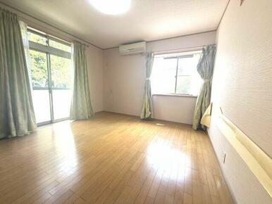 明るい洋室です