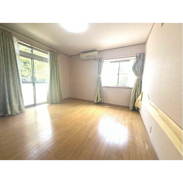 明るい洋室です