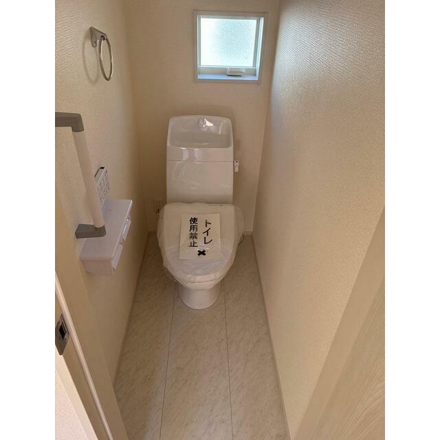 気遣いの嬉しい手すりのついたトイレです（3号棟）