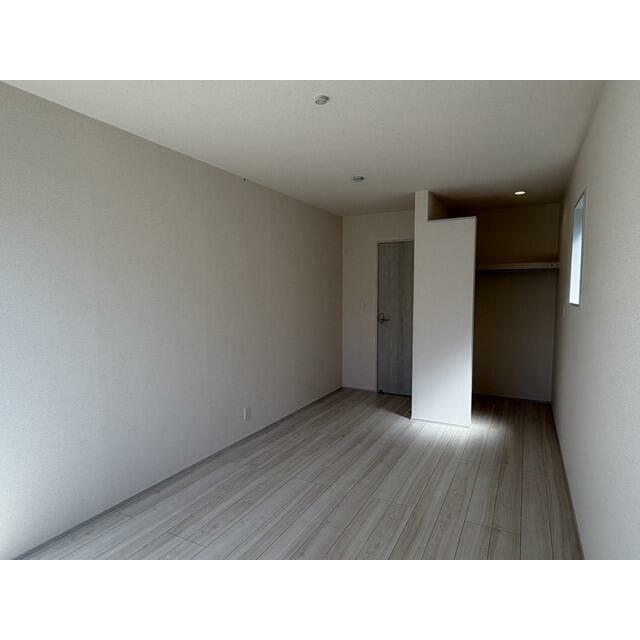 遊び心のあるアクセントクロスが洋室に華やぎを与えます（1号棟）