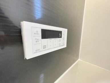 ボタンひとつでお湯張りや追い焚き、温度調整までしてくれる便利なオートバス機能付き！