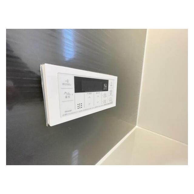 ボタンひとつでお湯張りや追い焚き、温度調整までしてくれる便利なオートバス機能付き！