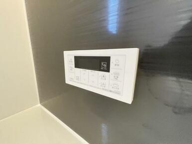 ボタンひとつでお湯張りや追い焚き、温度調整までしてくれる便利なオートバス機能付き！