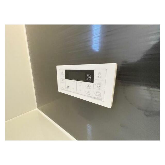 ボタンひとつでお湯張りや追い焚き、温度調整までしてくれる便利なオートバス機能付き！