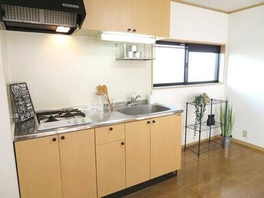 ２口コンロ付きのシステムキッチン（家具はイメージとなります）