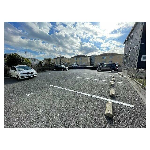 敷地駐車場になります。広くゆとりがあるので駐車が苦手な方もご安心下さい♪