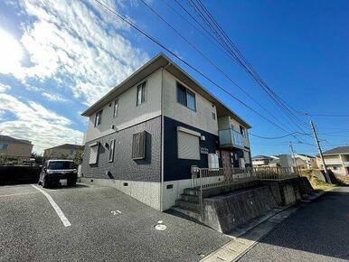 南側は敷地駐車場・北側は道路と、南北に隣接する建物がない立地です！