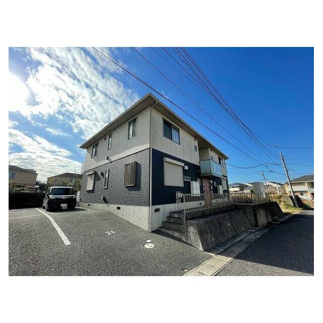 南側は敷地駐車場・北側は道路と、南北に隣接する建物がない立地です！
