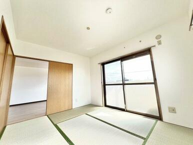 和室ならではの温かな和の空間で寛ぎの時間を過ごせます