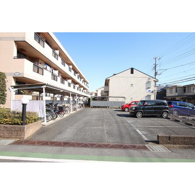 駐輪場と敷地内駐車場（要空確認）