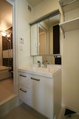 【独立洗面台】朝の身支度に便利な独立洗面台を設置しております♪