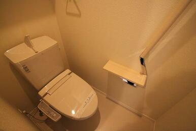 【トイレ】温水洗浄便座を搭載しております♪