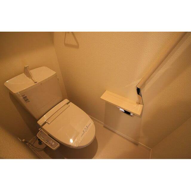 【トイレ】温水洗浄便座を搭載しております♪