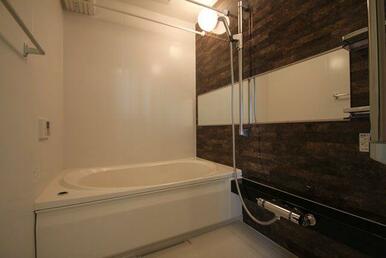 【バスルーム】浴槽のサイズが大きいので日々の疲れを癒せます♪