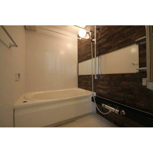 【バスルーム】浴槽のサイズが大きいので日々の疲れを癒せます♪