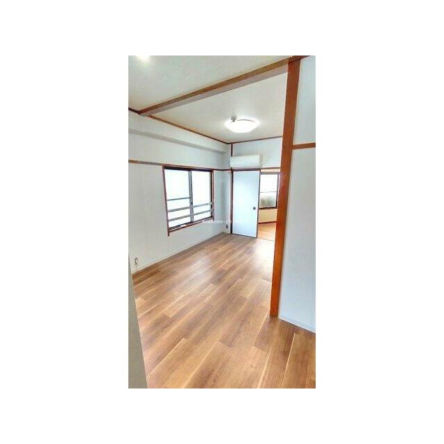 玄関側からお部屋を眺めた景色です