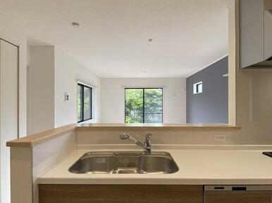 キッチンからリビング全体を見渡せます！