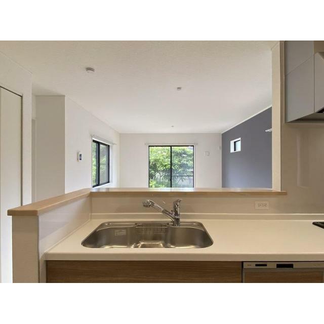 キッチンからリビング全体を見渡せます！