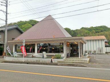 かわいらしい外観です。建物は昭和６０年６１年６月築です。 前面道路から撮影