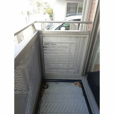 独立タイプのベランダです♪手前は車通りの少ない道路なので、音は気になりにくいです。