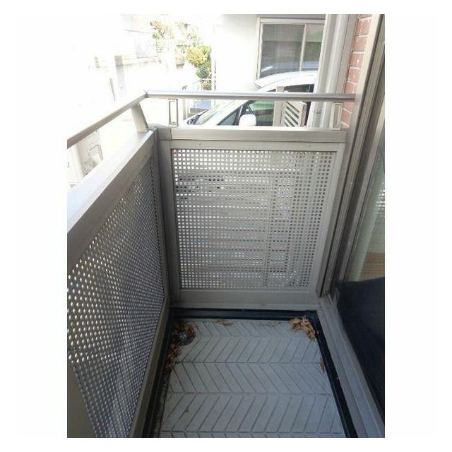 独立タイプのベランダです♪手前は車通りの少ない道路なので、音は気になりにくいです。