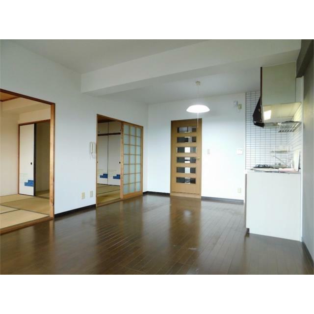 キッチンは背面タイプなので、リビングのレイアウトを自由に楽しめますね