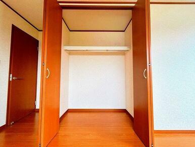 「２階南西側居室収納」お洋服や大きな荷物もまとめて収納できるウォークインクローゼットです。